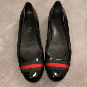 Gucci black patent leather flats with ribbon